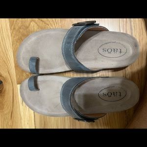 Taos Toe Ring sandal. Sz 37 (6-6.5). Grey